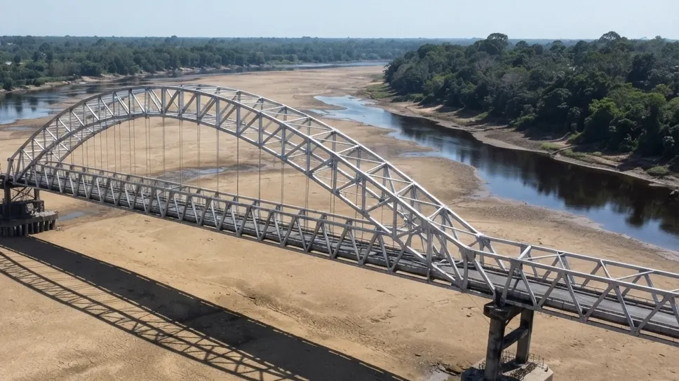 kondisi sungai barito di kalimantan yang mengering akibat kemarau tahun 2026